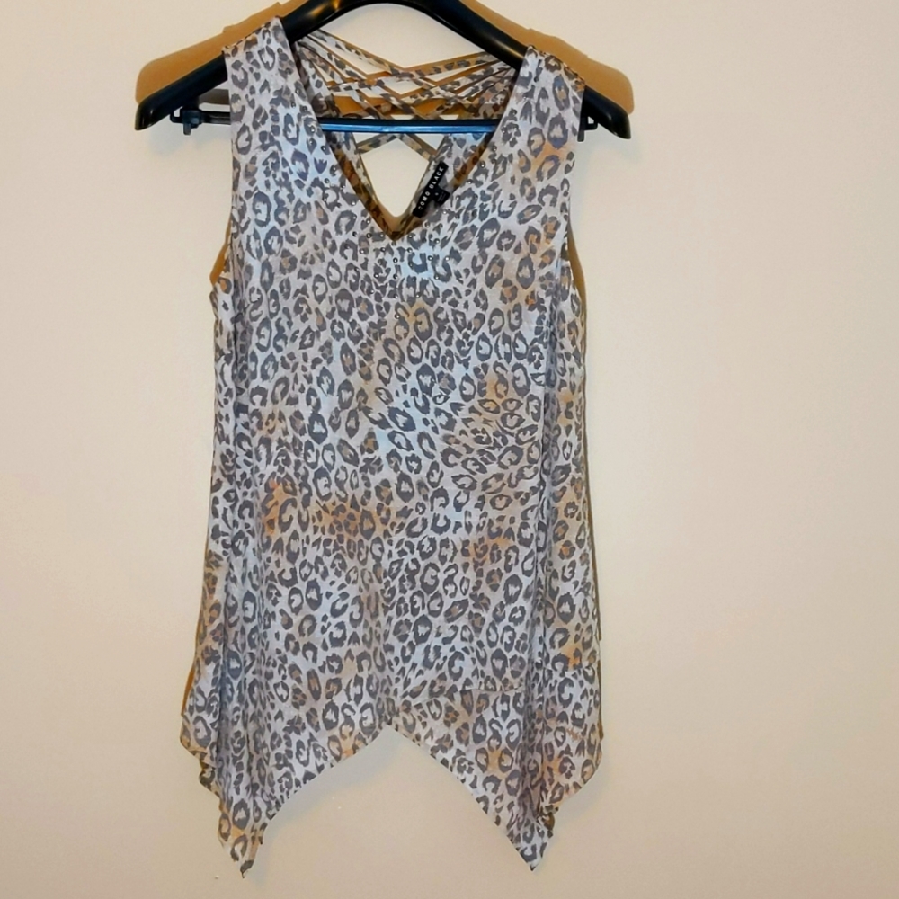 Como Black| NWOT Leopard Print V-Neck Tank Top With Metal Studs Pattern
